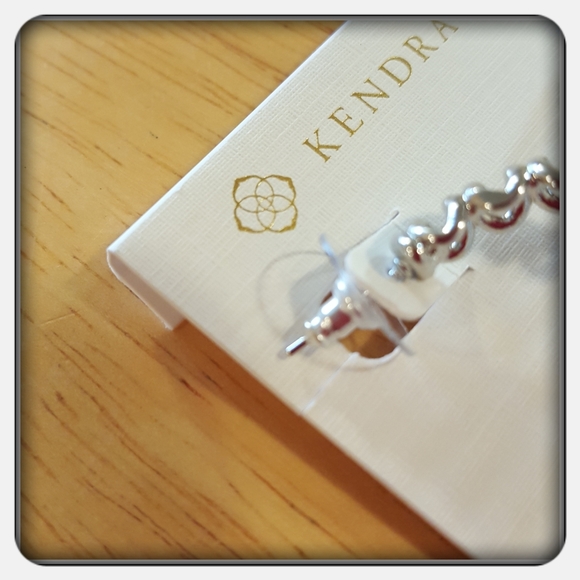 NWOT Kendra Scott Silver Fallyn Hoop Earrings - Picture 2 of 7